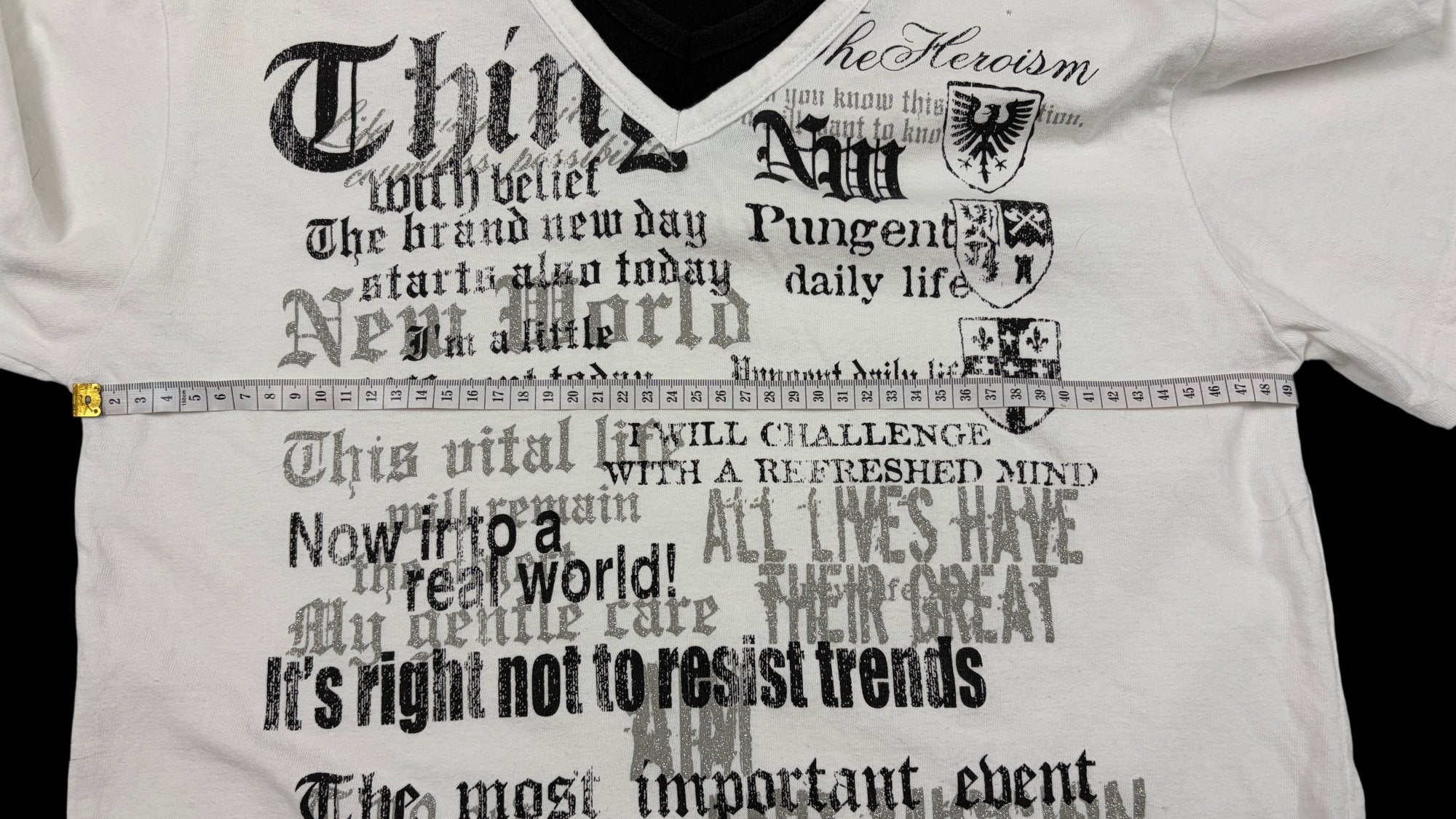 00' Beaumont Carr Graphic Text Print V-Neck Tee